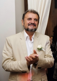 Веселин Арсов - езотеричен психолог и лечител,използване на езотеричните науки- Астрология, тиромантия, таро, физиогномика и др. в терапевтичния процес- само по желание на клиента. град Перник